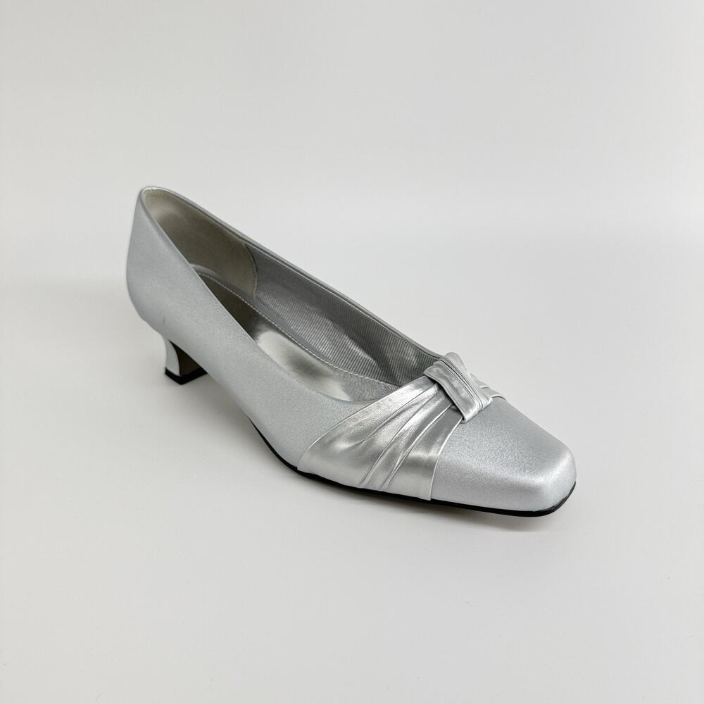 Easy Street Waive Silver Satin Pumps Low Heel Dress Shoes Women’s 6.5 W New